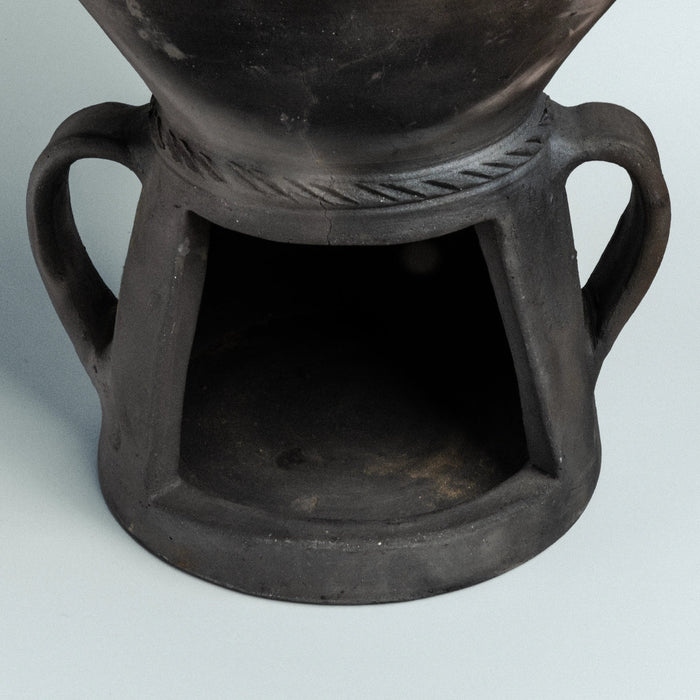 Assador de castanhas em barro negro de Gondar desmontado, pronto para o magusto