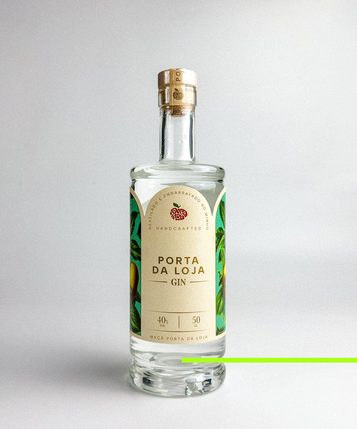 Garrafa de Gin de Maçã Porta da Loja, gin artesanal feito em Tibães, no Minho, com maçã Porta da Loja