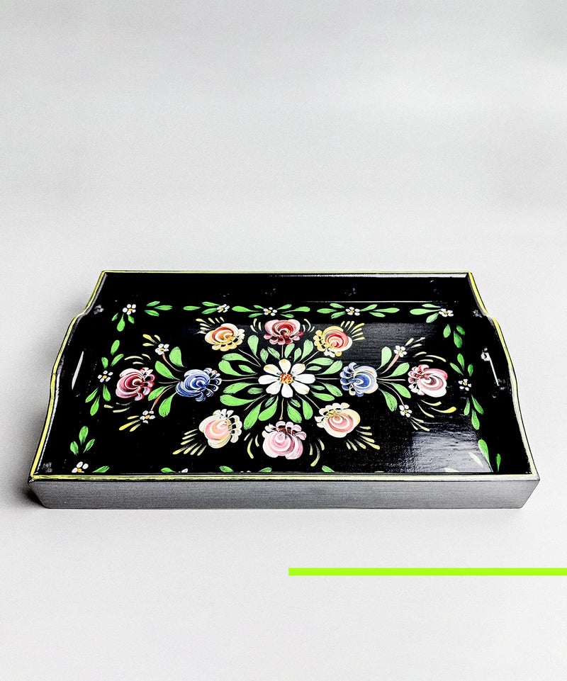 Tabuleiro de chá de fundo preto com flores e ramagens pintadas à mão pela artesã Zézinha, do Redondo