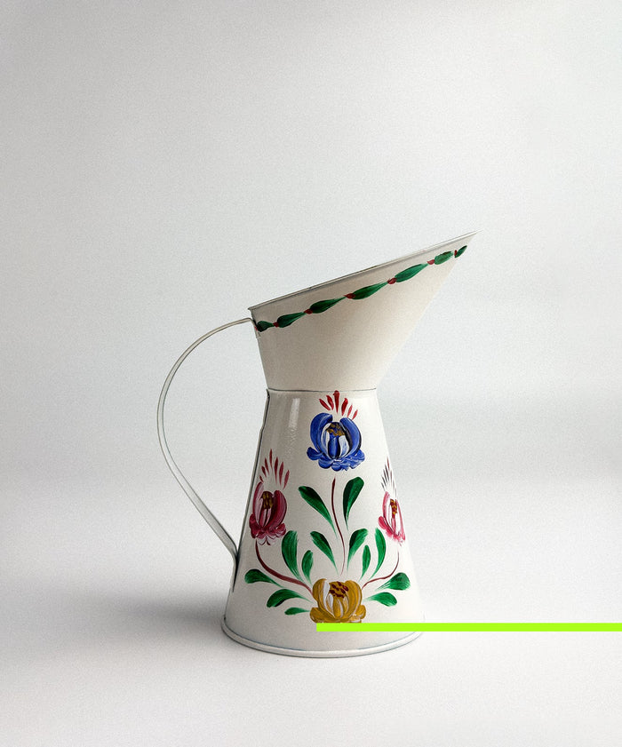 Bicado de latoaria de fundo branco com flores e ramagens pintadas à mão pela artesã Zézinha