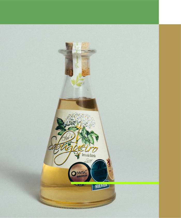 Licor de Sabugueiro artesanal de Zimbro Licores Serrano, bebidas destiladas tradicional de Beira Alta, Portugal