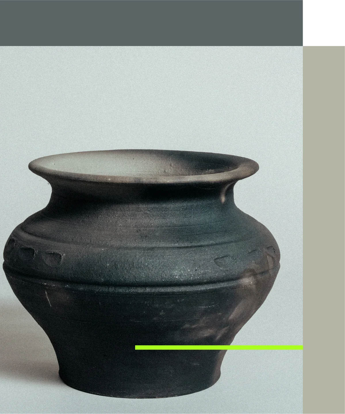 Vaso cerâmico artesanal com detalhes texturizados, preservando técnicas ancestrais e património regional.