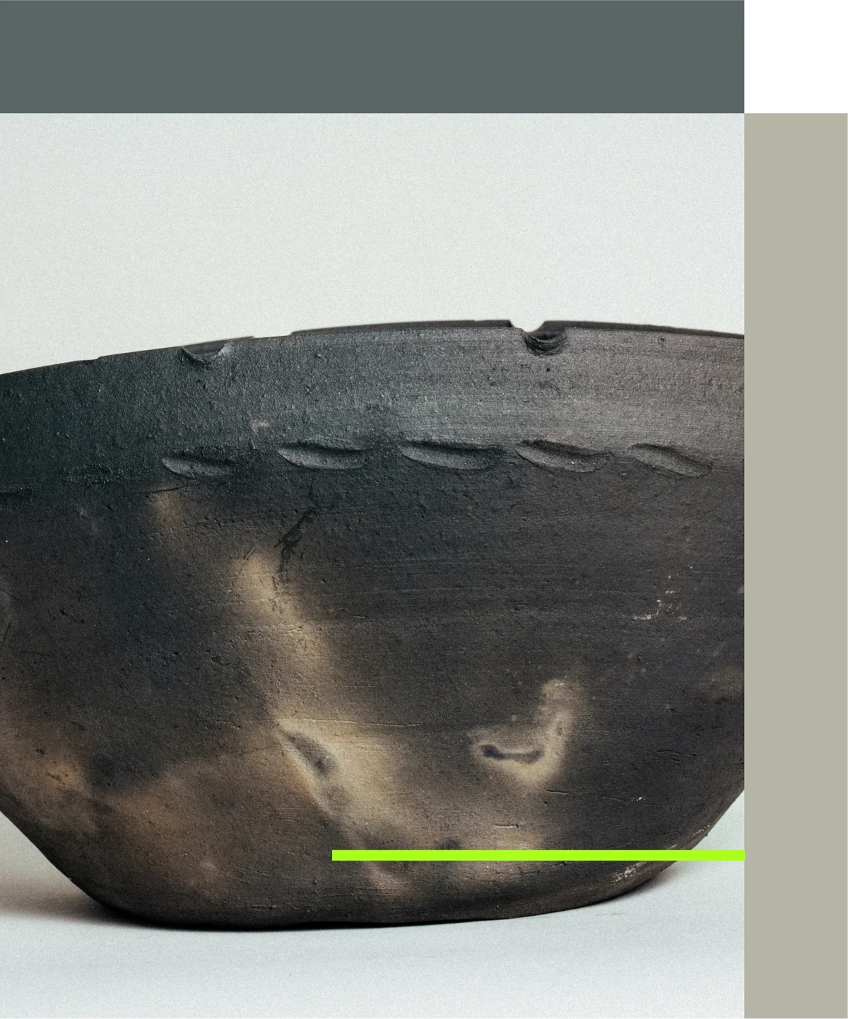 Tigela artesanal em cerâmica escura com detalhes texturizados e borda irregular, preservando técnicas ancestrais.