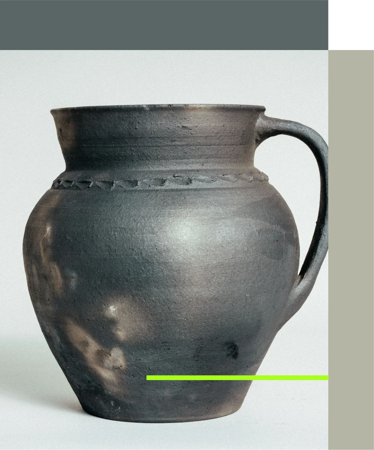 Jarra de cerâmica artesanal com detalhes texturizados e alça curva, preservando técnicas ancestrais.