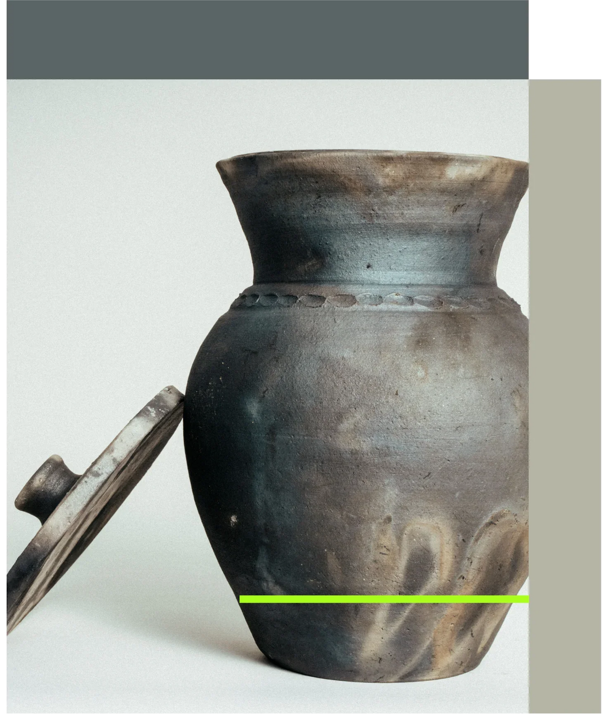 Vaso de barro artesanal com tampa, feito à mão com técnicas ancestrais e detalhes texturizados.
