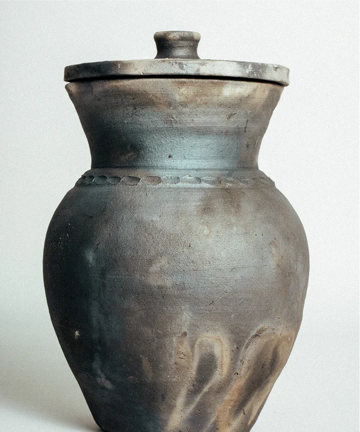 Vaso de barro artesanal com tampa, preservando técnicas ancestrais e património regional