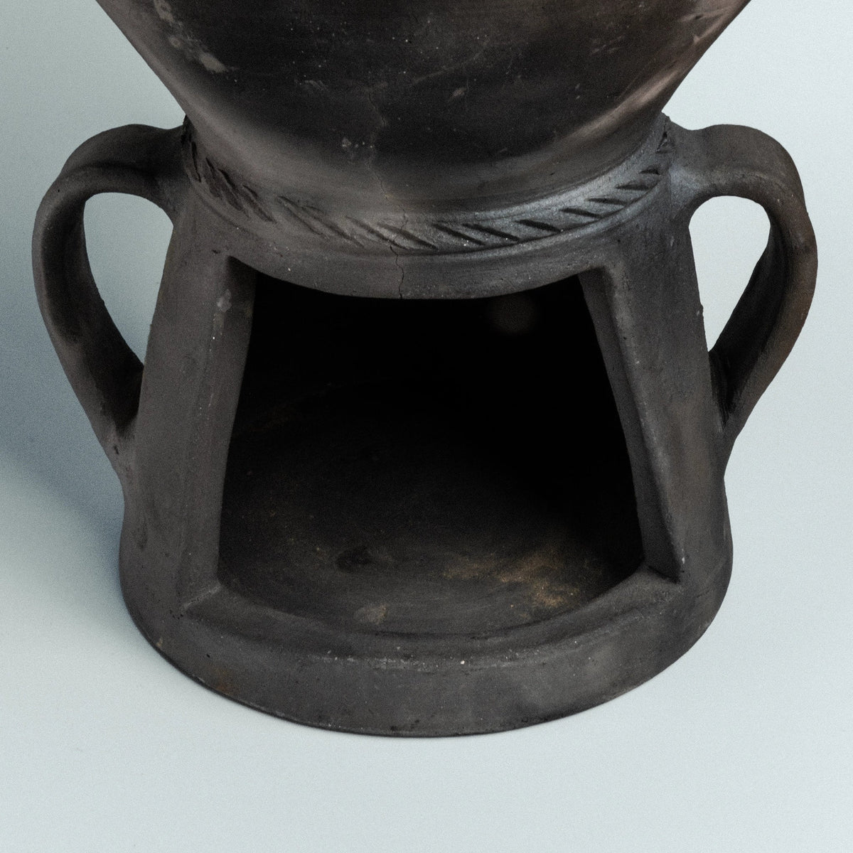 Assador de castanhas em barro negro de Gondar desmontado, pronto para o magusto