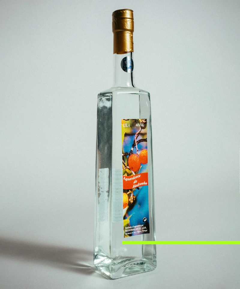 Garrafa de aguardente de medronho da Regionalarte, São Marcos da Serra, Algarve