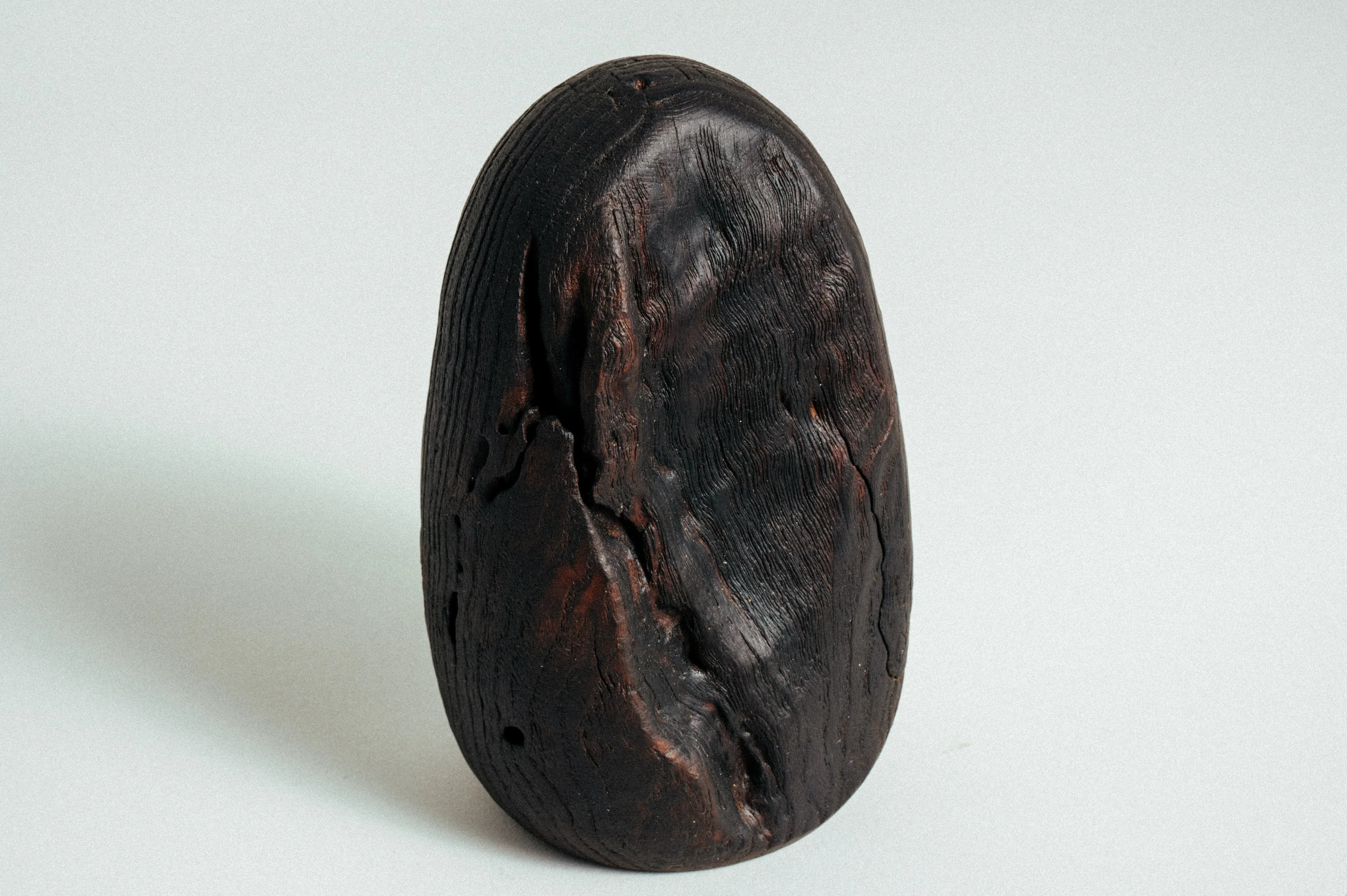 Ovo Cósmico artesanal de Vago, carpintaria tradicional de Beira Alta, Portugal